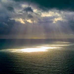 Une éclaircie au milieu de snuages envoie des rayons de lumière sur la mer - Italie  - collection de photos clin d'oeil, catégorie paysages